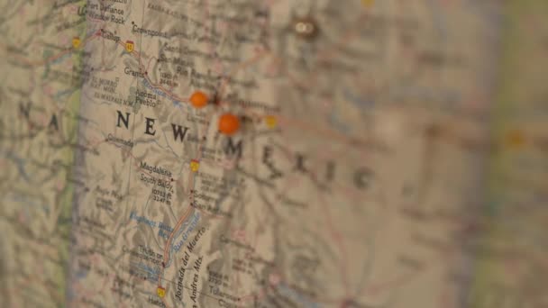 プルバックは ニューメキシコ州の地図上のオレンジのプッシュピンのカップルに焦点を当てる — ストック動画