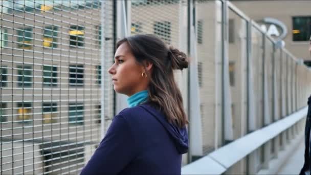 Жінка Яка Дивиться Залізницю Мосту Наближається Молодий Чоловік Джинсовій Куртці — стокове відео