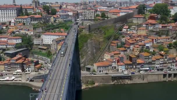 ポルトガルのポルト市にあるLus I橋の地下鉄列車での空気圧 — ストック動画