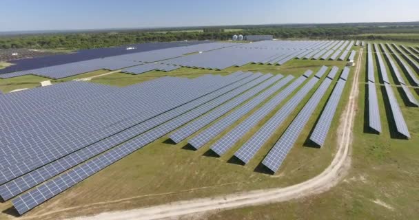 太阳能农场或太阳能阵列的低空轨道 阳光充足的日子 葡萄牙 — 图库视频影像