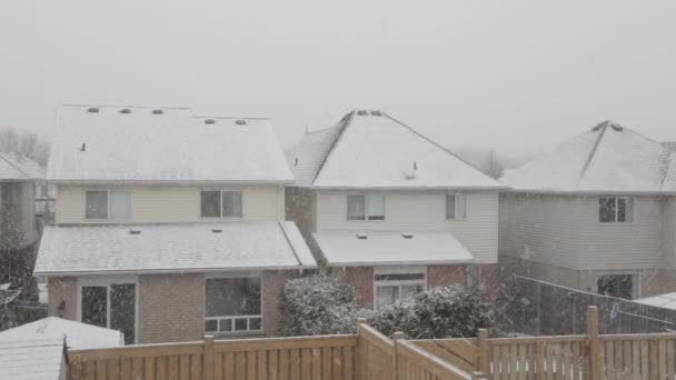 Dicker Flauschiger Schnee Fällt Wohngegend — Stockvideo