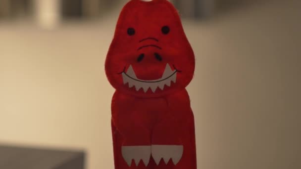一只红色的暴龙食人鱼的食指木偶对着摄像机说话 — 图库视频影像