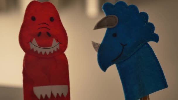 Tiranossauro Vermelho Rex Dedo Fantoche Tricerátopo Azul Falar Juntos — Vídeo de Stock