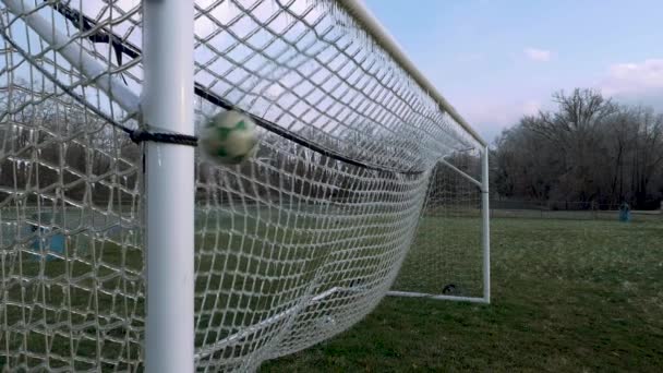 Slow Motion 120 Fps Pallone Calcio Sbatte Una Rete Ghiacciata — Video Stock