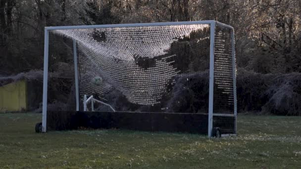 Slow Motion 120 Fps Pallone Calcio Sbatte Una Rete Ghiacciata — Video Stock