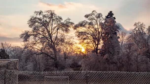 Time Lapse Uhd Гарний Захід Сонця Над Замерзлим Футбольним Полем — стокове відео