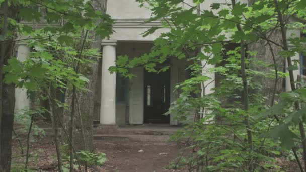 우크라이나 체르노빌 발전소 근처에 피아트 지역에 버려진 방사능 기념물을 — 비디오