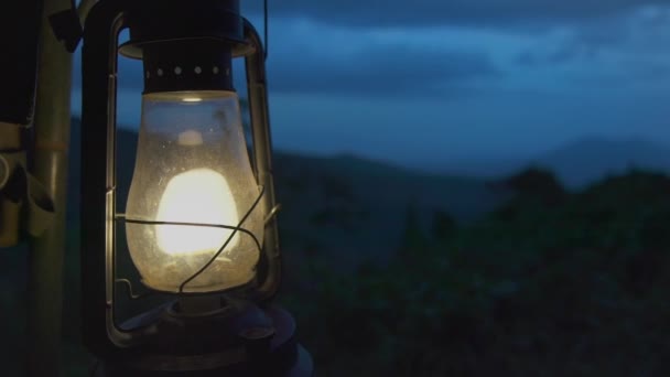 灯笼挂在帐篷旁边 俯瞰着漆黑的热带雨林山谷 — 图库视频影像