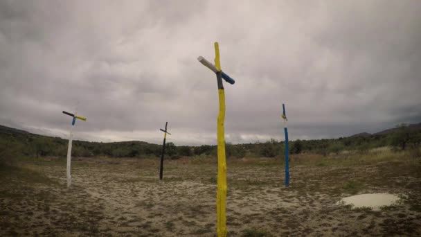 Time Lapse Nubes Oscuras Pasando Sobre Cuatro Cruces Colores Tierra — Vídeo de stock