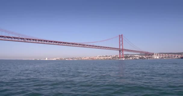 Lisszabon Függőhídja Mozgó Hajóról Lassított Felvétel — Stock videók