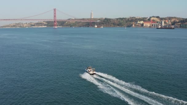 Gente Divierte Barco Mientras Hace Giro Foto Aérea Con Paisaje — Vídeo de stock