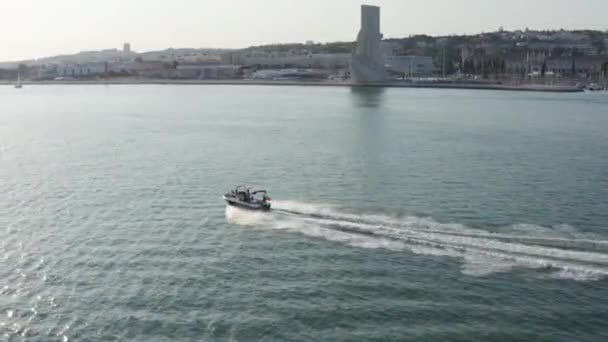 Csónak Lovaglás Gyorsan Tejo Folyón Közel Descobrimetos Emlékmű Lisszabon Városképe — Stock videók