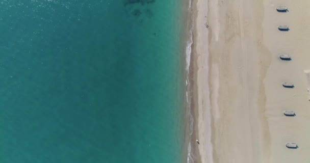 Sıcak Güneşli Bir Günde Deniz Kıyısının Yukarıdan Aşağı Manzarası Kıyıda — Stok video