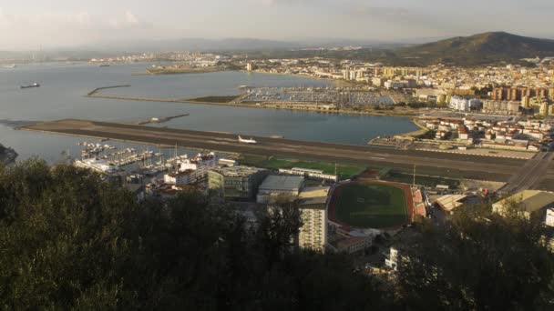 Ampla Vista Avião Descolar Aeroporto Gibraltar — Vídeo de Stock