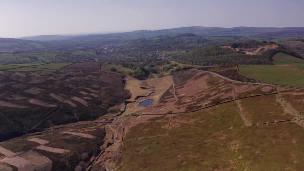 Aerial Drone Flyover Farm Peak District Reino Unido — Vídeos de Stock