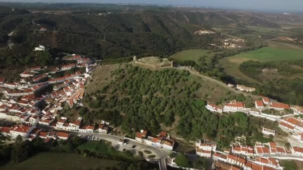 Hrad Vrcholu Vesnického Kopce Aerial Drone Shot Sunny Day — Stock video