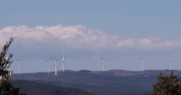 风力涡轮机颤动 背风带着快速移动的云彩 — 图库视频影像