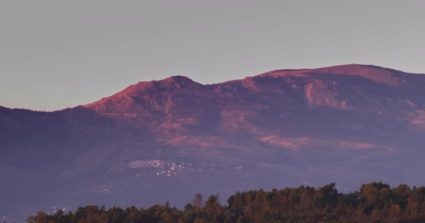 Luz Púrpura Del Amanecer Pueblo Montaña — Vídeos de Stock
