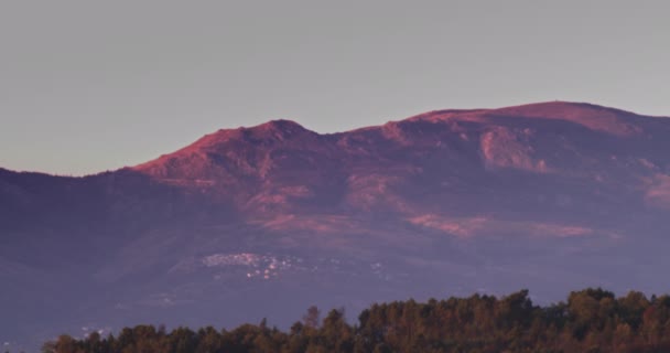 Μωβ Φως Ανατολή Στο Ορεινό Χωριό — Αρχείο Βίντεο