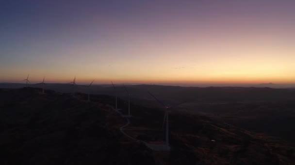Windturbine Boerderij Luchtfoto Uitzicht Een Prachtige Zonsopgang Breed Drone Schot — Stockvideo
