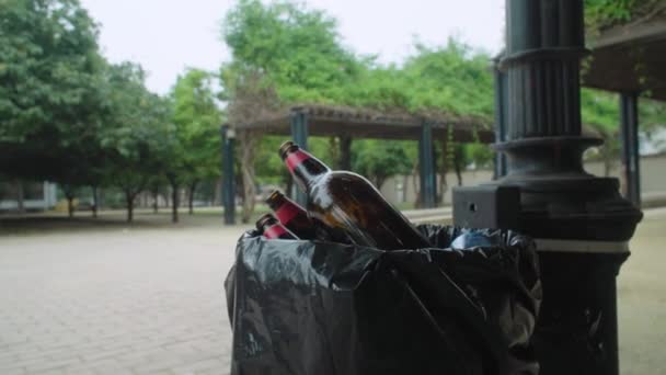 Garrafas Cerveja Enchendo Lata Lixo Parque Público Detalhe Envolvente Tiro — Vídeo de Stock