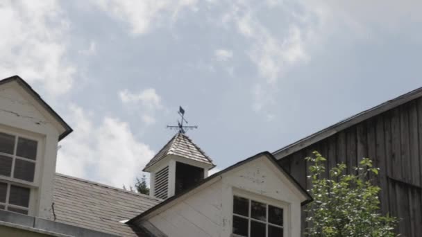 納屋の家の伝統的なコンクリートの瓦屋根 中程度のショット — ストック動画