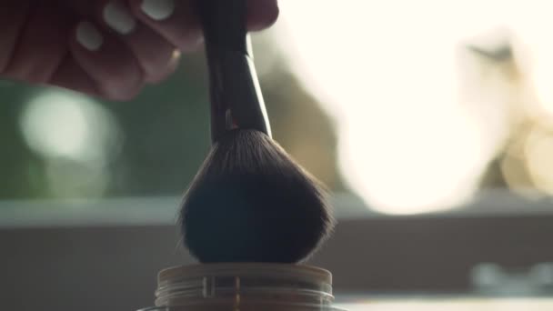 Primer Plano Maquillaje Artista Inmersión Cepillo Pequeño Recipiente Colorete Polvo — Vídeo de stock