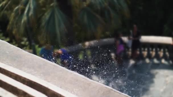 水が端から飛び降ります 公園内の噴水 スローモーション — ストック動画