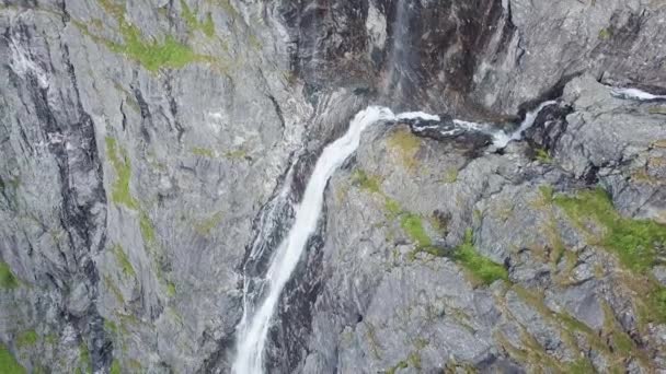 Hermosa Vista Aérea Del Agua Que Fluye Por Acantilado Rocoso — Vídeo de stock