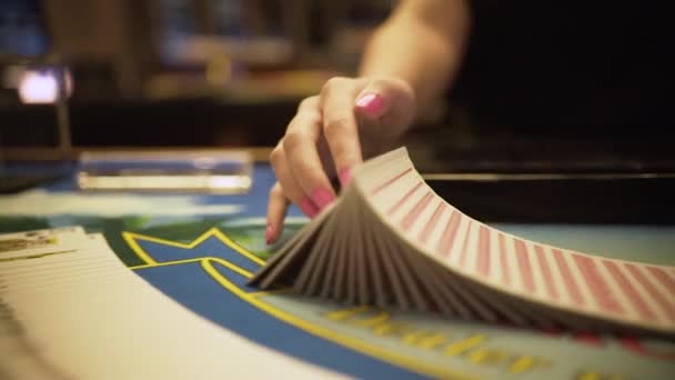 Croupier Menyeret Kartu Kasino Croupier Bermain Trik Dengan Kartu Kasino — Stok Video