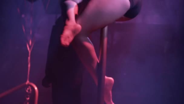 Beine Der Pole Tänzerin Sexy Tanz Minirock — Stockvideo