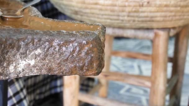 Производство Арахисового Масла Традиционным Способом — стоковое видео