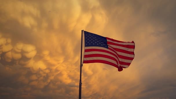 Bandeira Dos Estados Unidos Voando Lentamente Contra Nuvens Tempestade Laranja — Vídeo de Stock