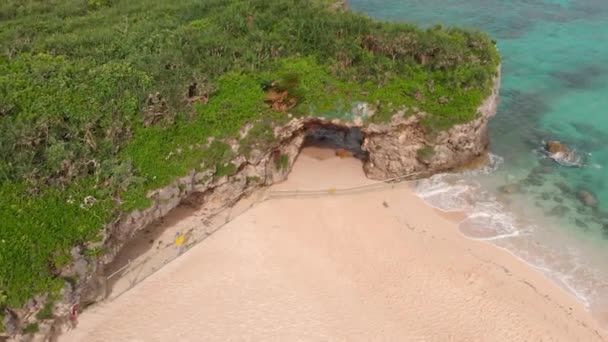 Luchtfoto Dolly Boven Sunayama Beach Met Zijn Beroemde Natuurlijke Kalksteen — Stockvideo