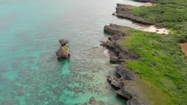 Muñeca Aérea Sobre Una Pintoresca Costa Rocosa Con Pequeñas Playas — Vídeos de Stock