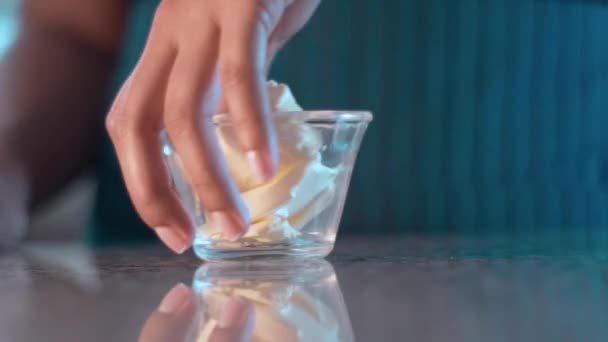 Manteiga Girando Câmera Lenta Uma Mesa Mármore — Vídeo de Stock