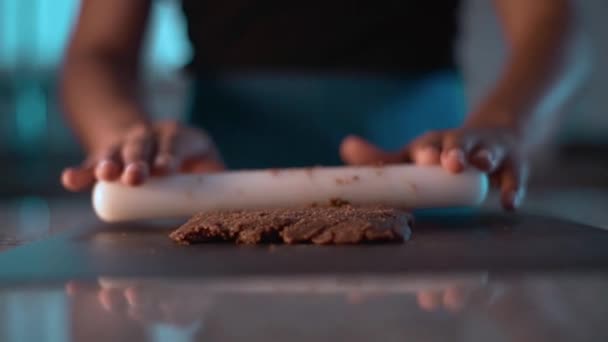 Viajar Fuera Dentro Una Persona Rodando Masa Galletas — Vídeos de Stock