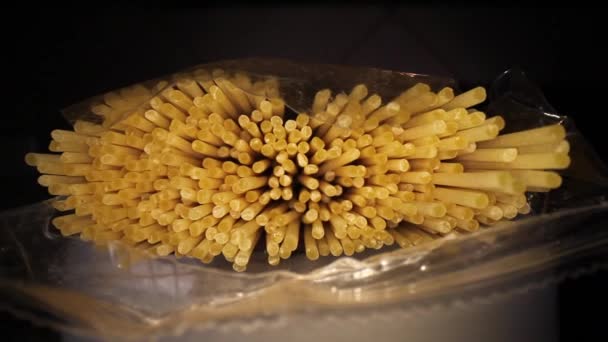 Egy Nyitott Zacskó Spagettitől Távolodva Fejjel Lefelé Egy Edényen Ülve — Stock videók