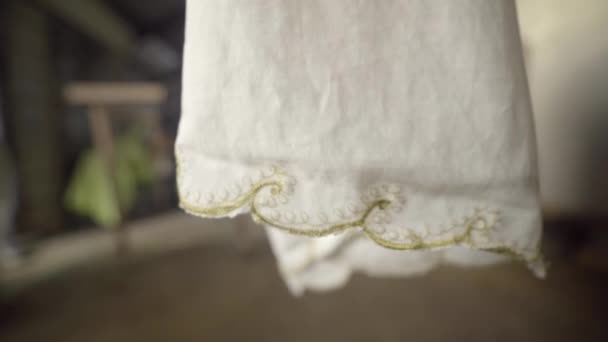 暖かい風の中で衣類のライン上で乾燥装飾的な白い布 クローズアップ — ストック動画