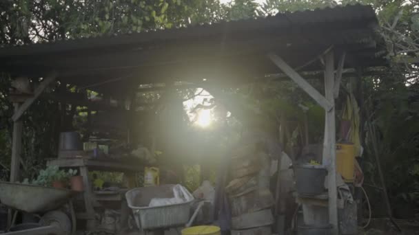 Zon Schijnt Door Gat Oud Verlaten Rommelig Houten Schuurtje — Stockvideo