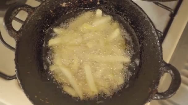 Zelfgemaakte Patat Frites Frituren Plantaardige Olie Hete Wok Bovenaanzicht — Stockvideo