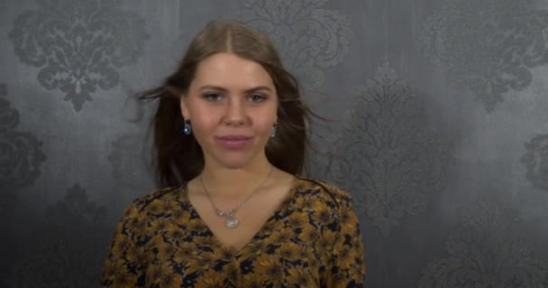 Vacker Ung Flicka Närbild Leende Ser Sensuell Till Kameran Vind — Stockvideo