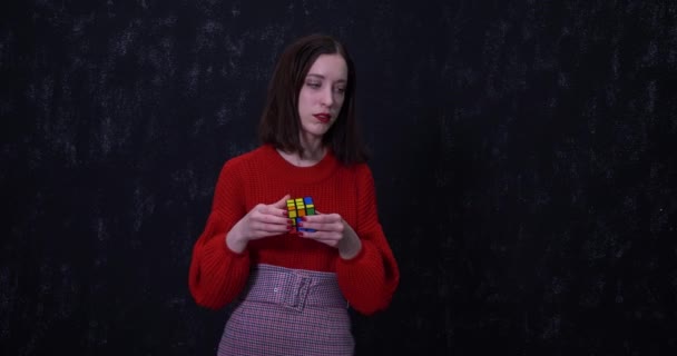 Ragazza Che Risolve Cubo Rubik Scatto Vicino Medio — Video Stock