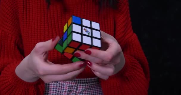 Girls Tangan Memecahkan Kubus Rubik Secara Rinci Shot2 — Stok Video
