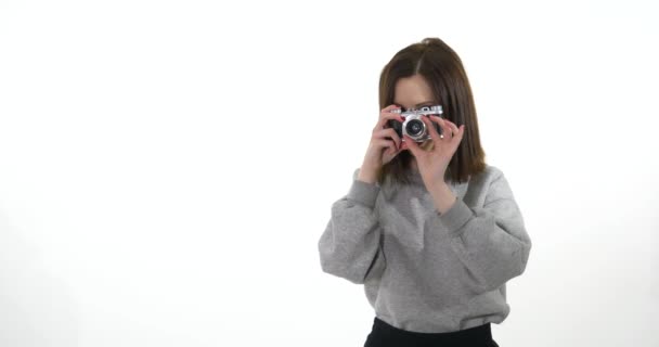 Beautiful Young Blue Eyes Girl Using Old Film Photo Camera — Stock Video