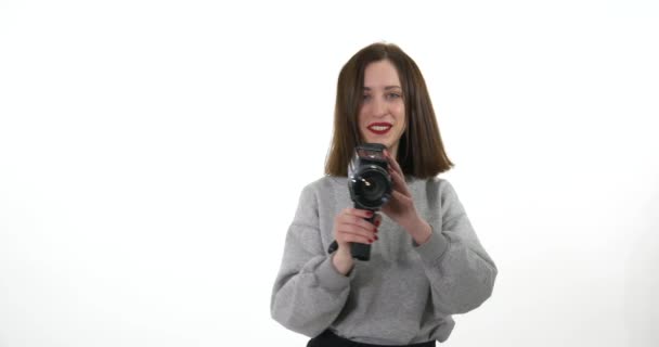 美しい若い青い目の女の子使用して古いフィルムカメラ Cosinaスーパー8Mm — ストック動画