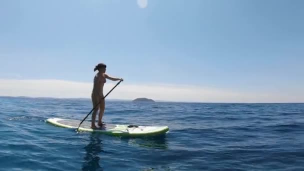 Jovem Mulher Fazendo Stand Remando Uma Água Azul Turquesa Atividades — Vídeo de Stock