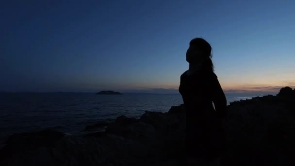 Jovem Lado Mar Calmo Com Pôr Sol Nas Costas — Vídeo de Stock