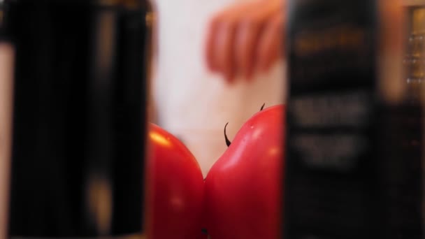 Chef Recoge Tomate Mesa Macro Vista Sobre Tomate — Vídeo de stock