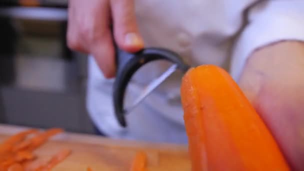 Ξεφλουδίζω Καρότα Μάγειρας Ξεφλουδίζει Καρότο — Αρχείο Βίντεο
